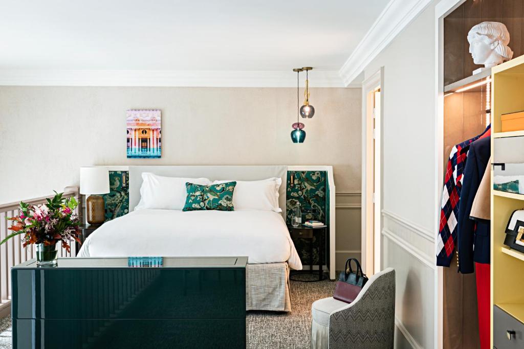 Opera Duplex King Suite with Living Room and Balcony - Image 13