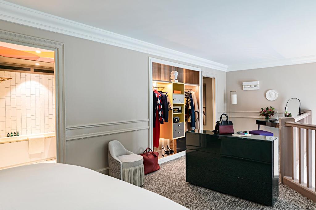 Opera Duplex King Suite with Living Room and Balcony - Image 15