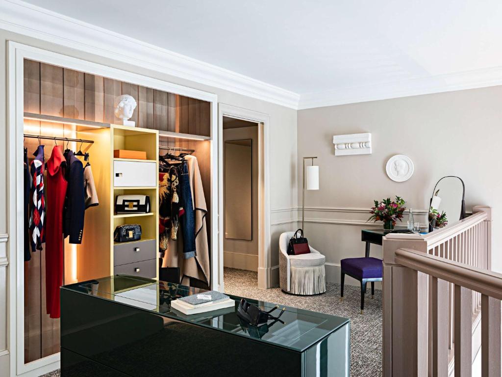 Opera Duplex King Suite with Living Room and Balcony - Image 18