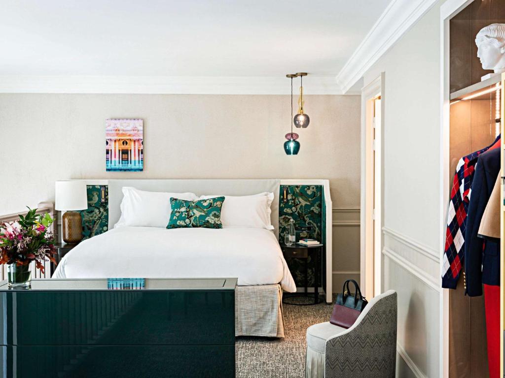 Opera Duplex King Suite with Living Room and Balcony - Image 20