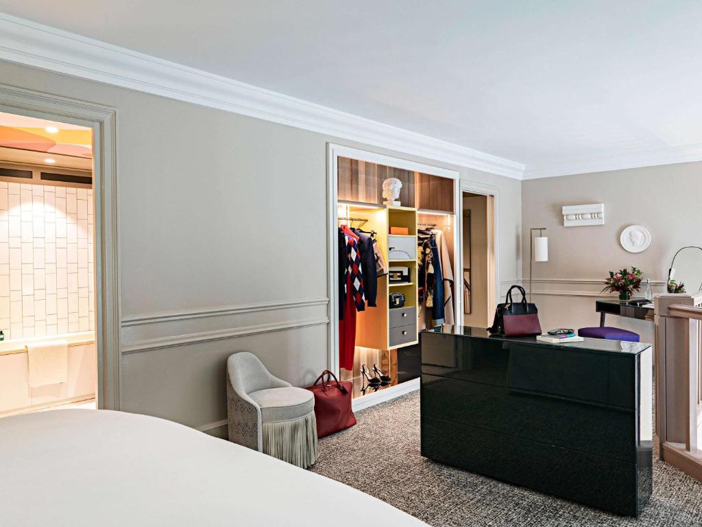 Opera Duplex King Suite with Living Room and Balcony - Image 21