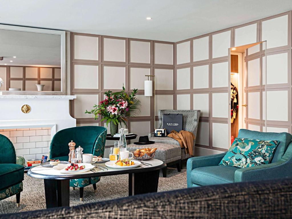 Opera Duplex King Suite with Living Room and Balcony - Image 22