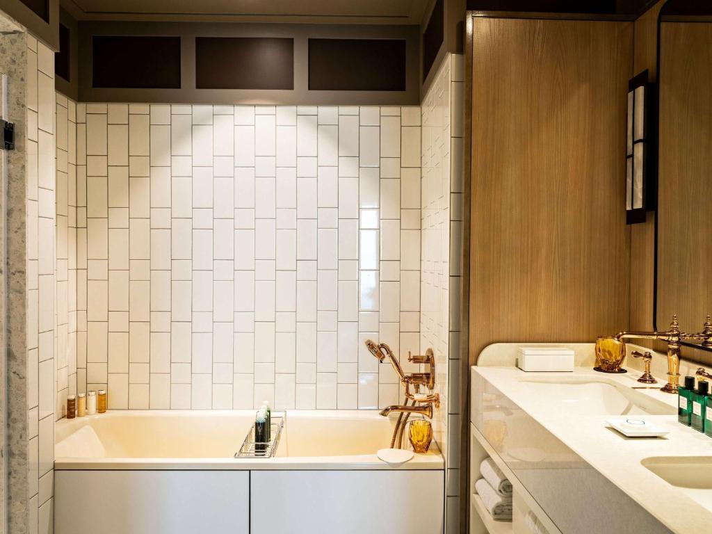 Opera Duplex King Suite with Living Room and Balcony - Image 25