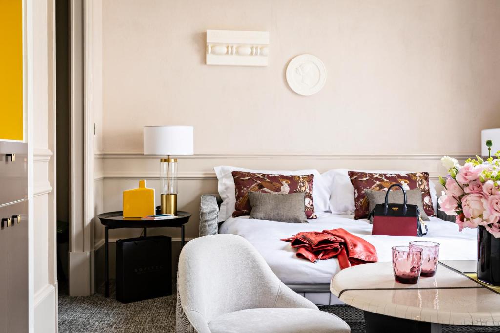 Premium Junior Suite with One King Bed and Living Room - Image 10