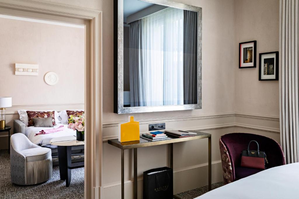Premium Junior Suite with One King Bed and Living Room - Image 11