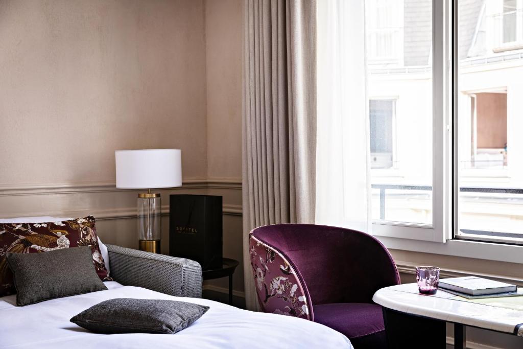 Premium Junior Suite with One King Bed and Living Room - Image 12