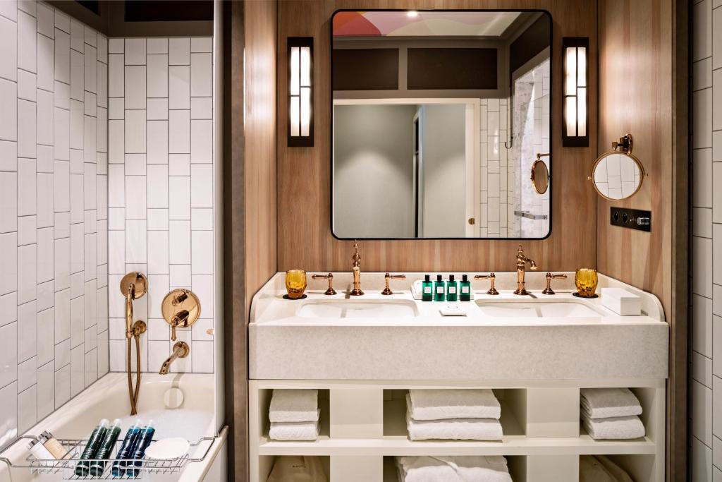 Premium Junior Suite with One King Bed and Living Room - Image 13