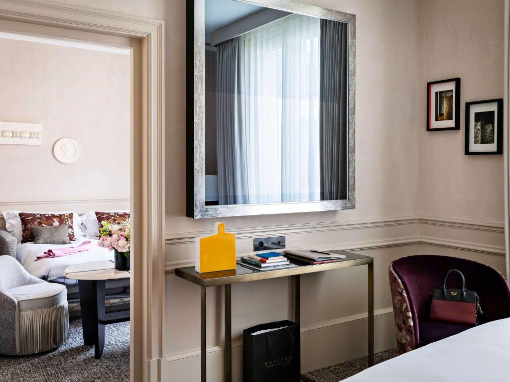 Premium Junior Suite with One King Bed and Living Room - Image 14