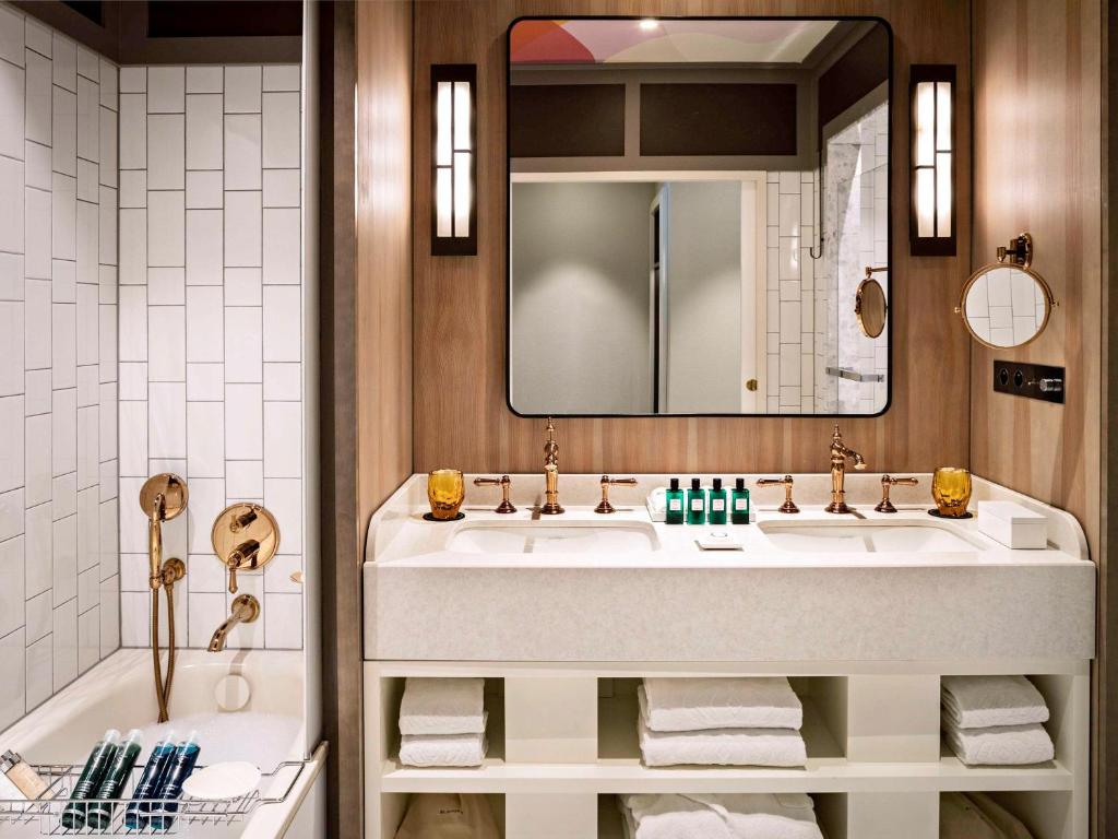 Premium Junior Suite with One King Bed and Living Room - Image 15