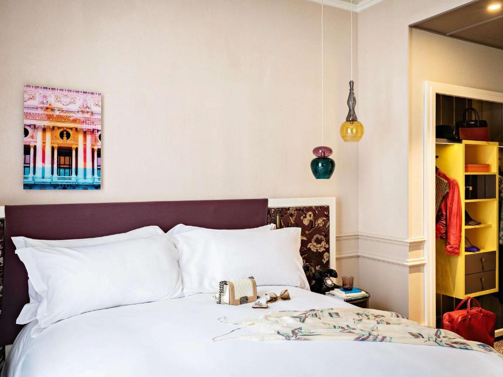 Premium Junior Suite with One King Bed and Living Room - Image 17