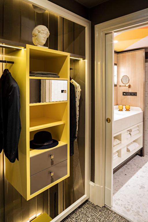 Premium Junior Suite with One King Bed and Living Room - Image 2