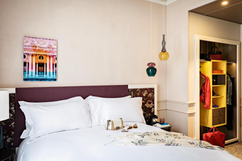 Premium Junior Suite with One King Bed and Living Room - Image 8