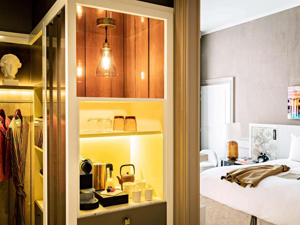 Premium Luxury Queen Room with One Queen Bed - Image 10