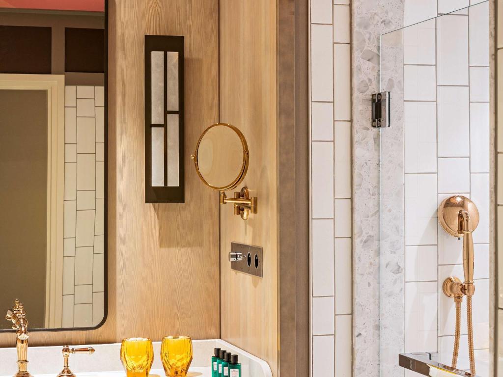 Premium Luxury Queen Room with One Queen Bed - Image 11