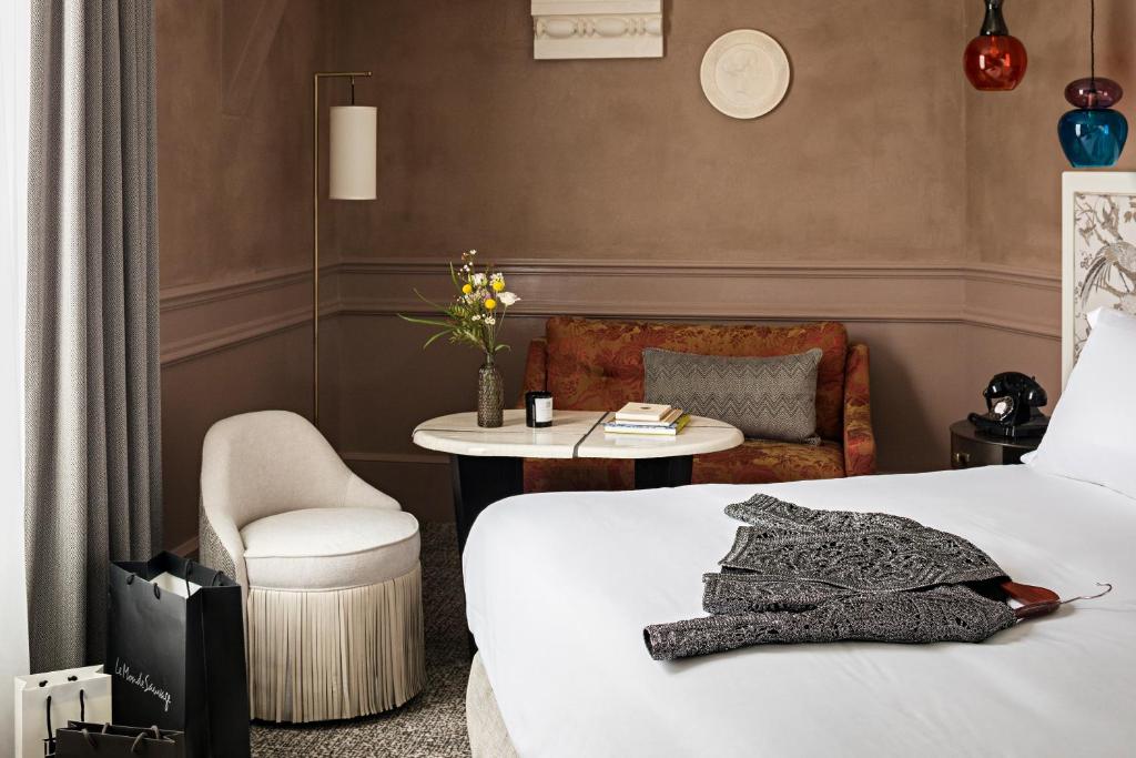 Premium Luxury Queen Room with One Queen Bed - Image 3
