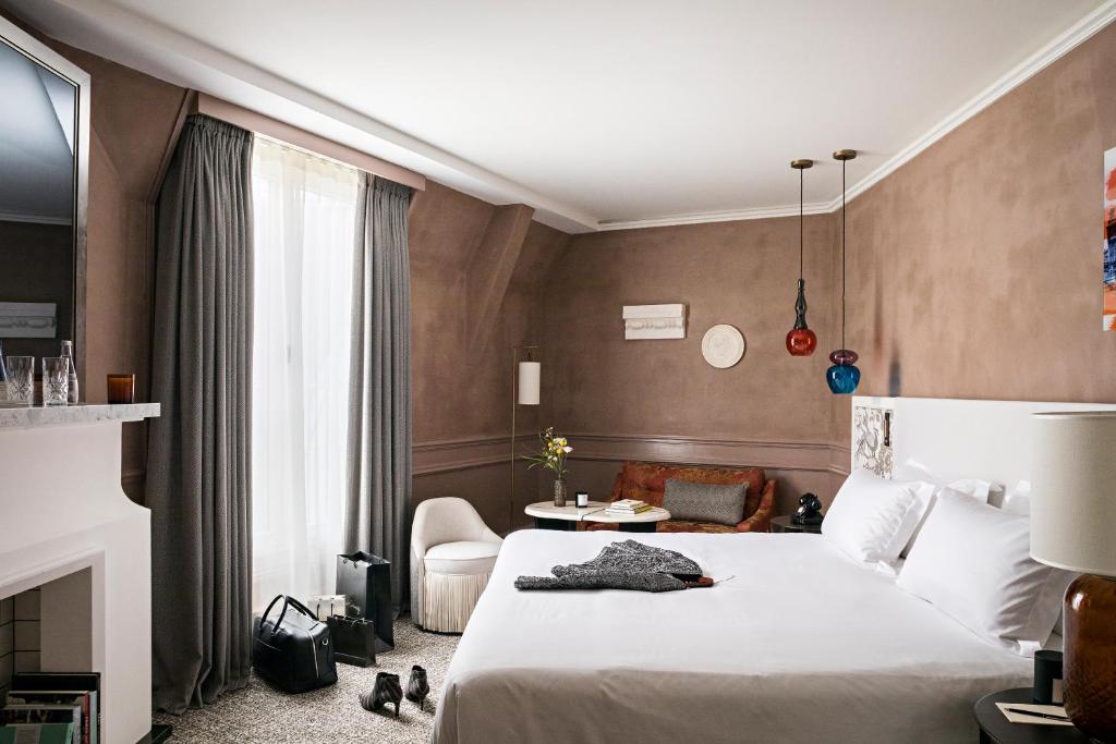 Premium Luxury Queen Room with One Queen Bed - Image 5