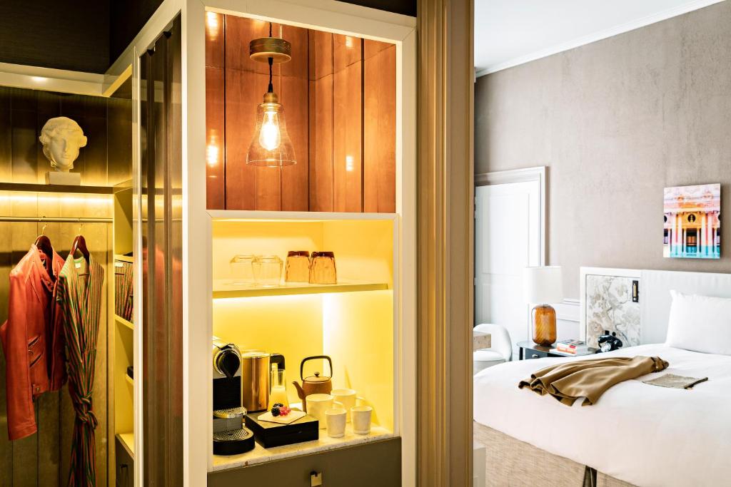 Premium Luxury Queen Room with One Queen Bed - Image 7
