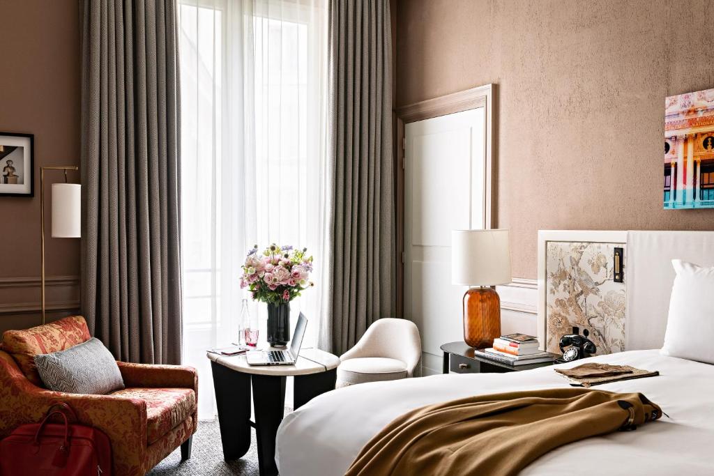 Premium Luxury Queen Room with One Queen Bed - Image 8