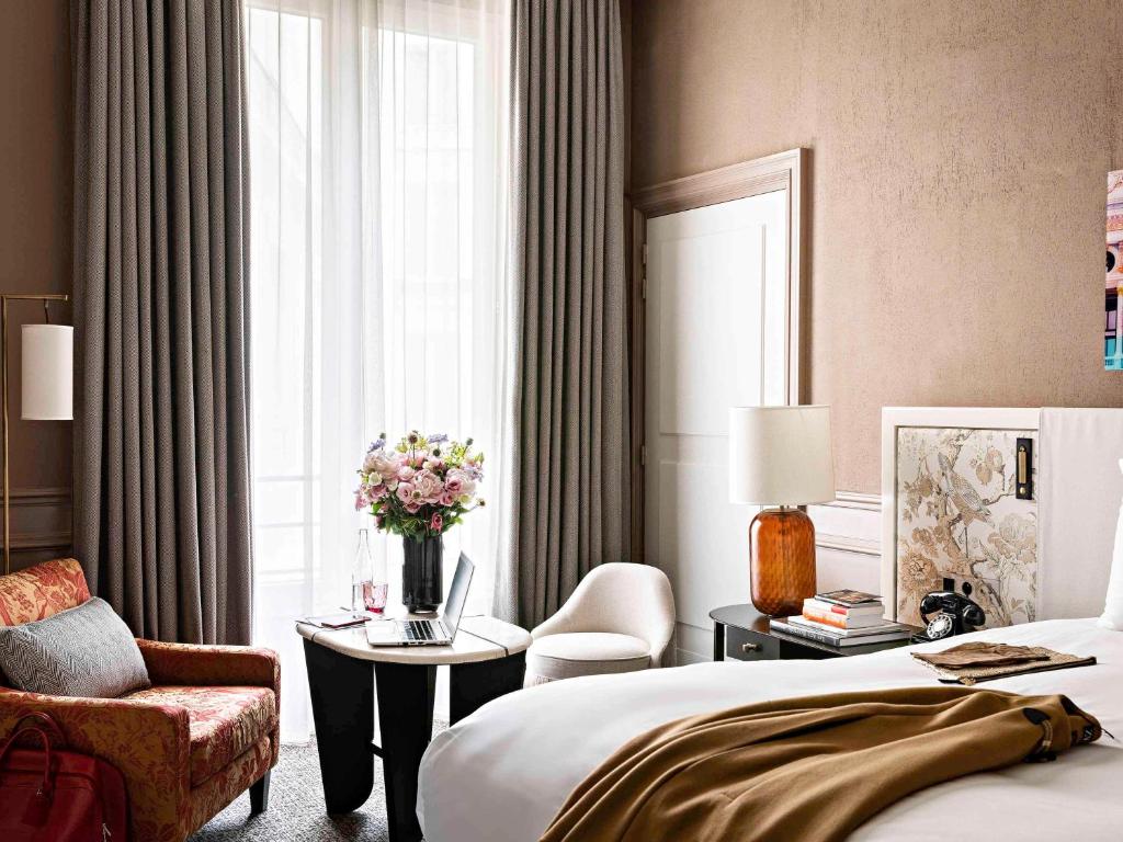 Premium Luxury Queen Room with One Queen Bed - Image 9