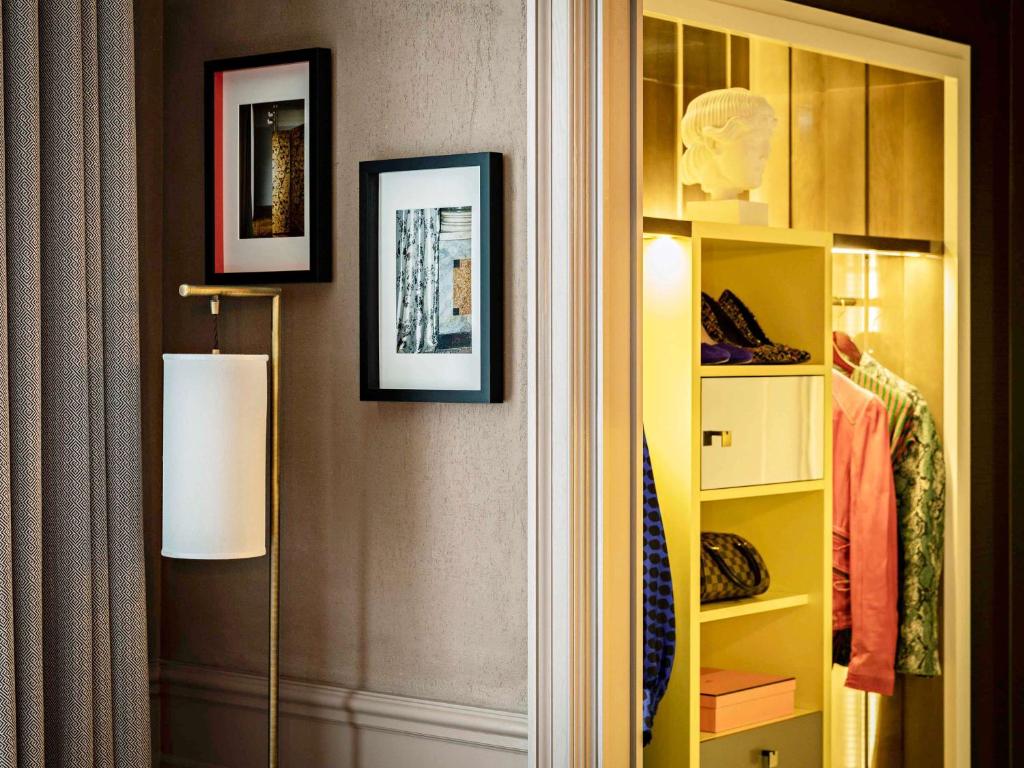Premium Luxury Single Room with Two Single Beds - Image 13
