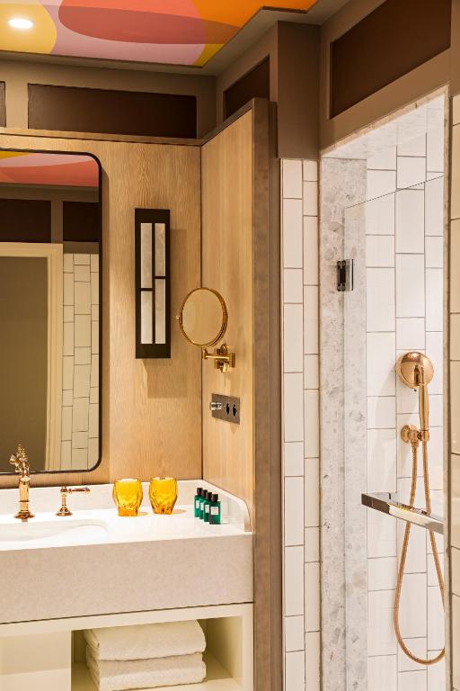 Premium Luxury Single Room with Two Single Beds - Image 6