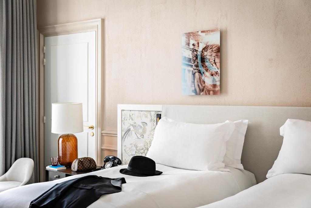 Premium Luxury Single Room with Two Single Beds - Image 8