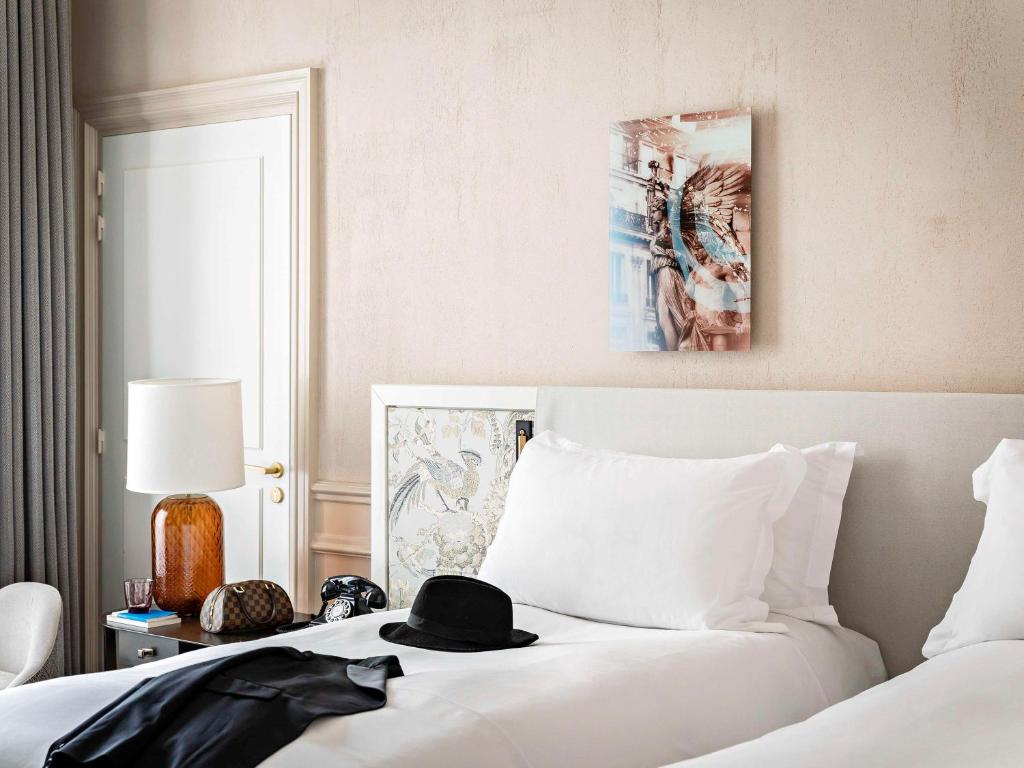 Premium Luxury Single Room with Two Single Beds - Image 9