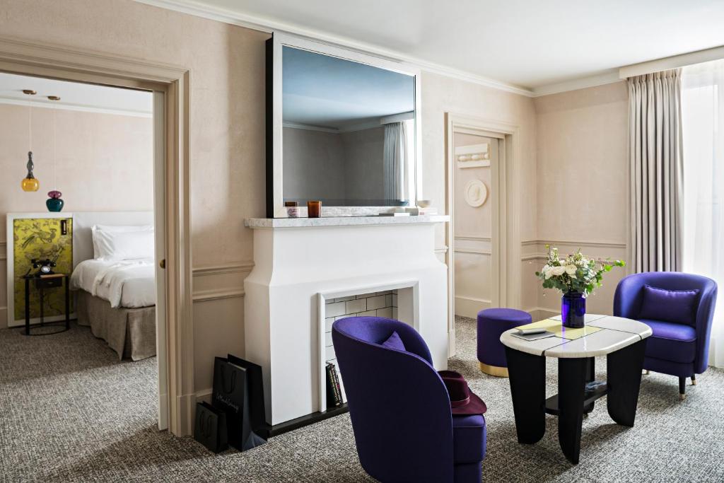 Prestige Suite with One King Bed /One Sofa Bed/Separate Living Room - Image 1