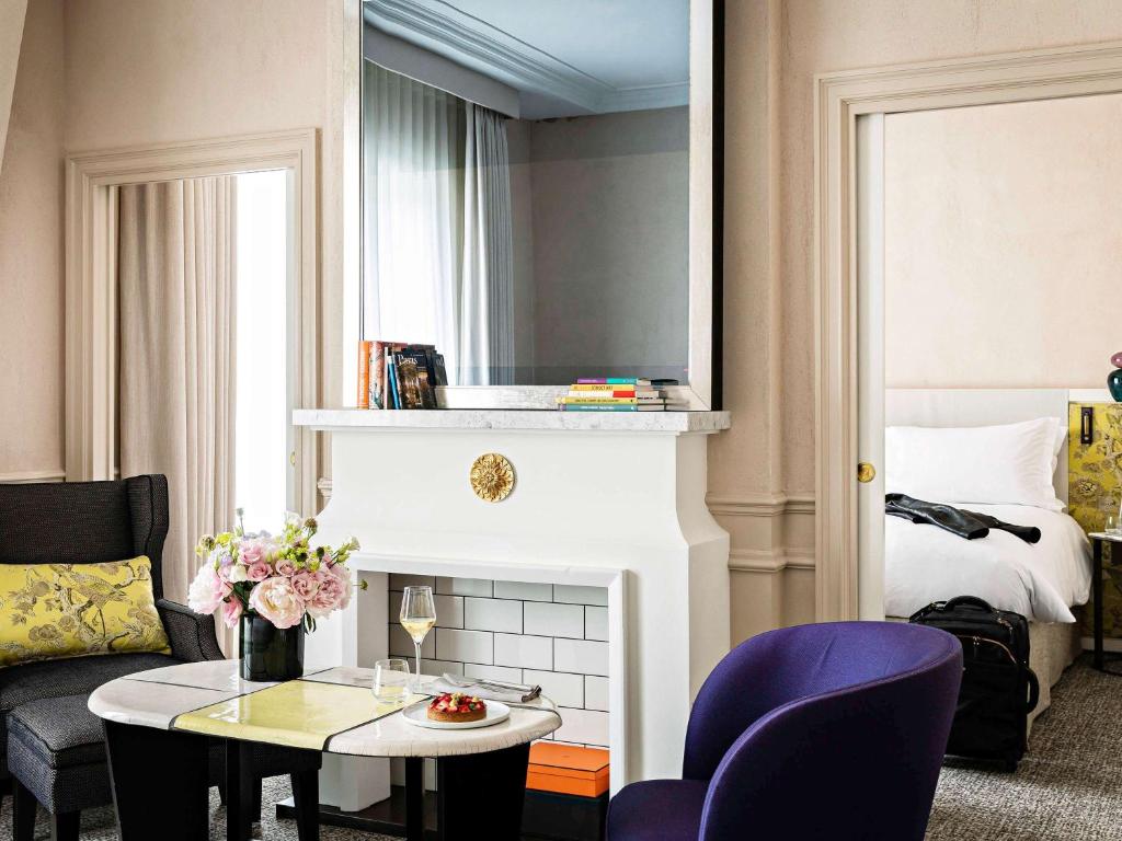 Prestige Suite with One King Bed /One Sofa Bed/Separate Living Room - Image 15