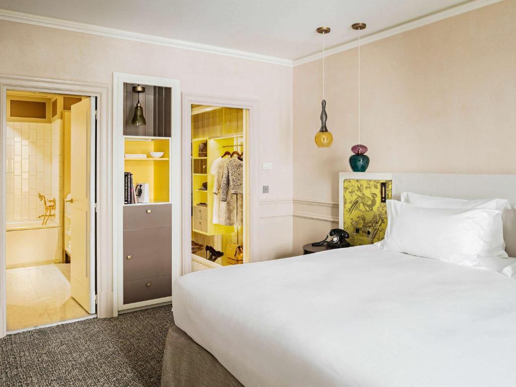 Prestige Suite with One King Bed /One Sofa Bed/Separate Living Room - Image 16