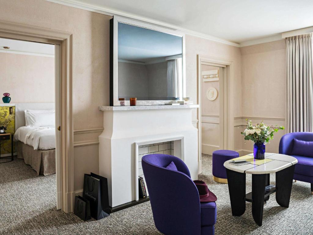 Prestige Suite with One King Bed /One Sofa Bed/Separate Living Room - Image 18