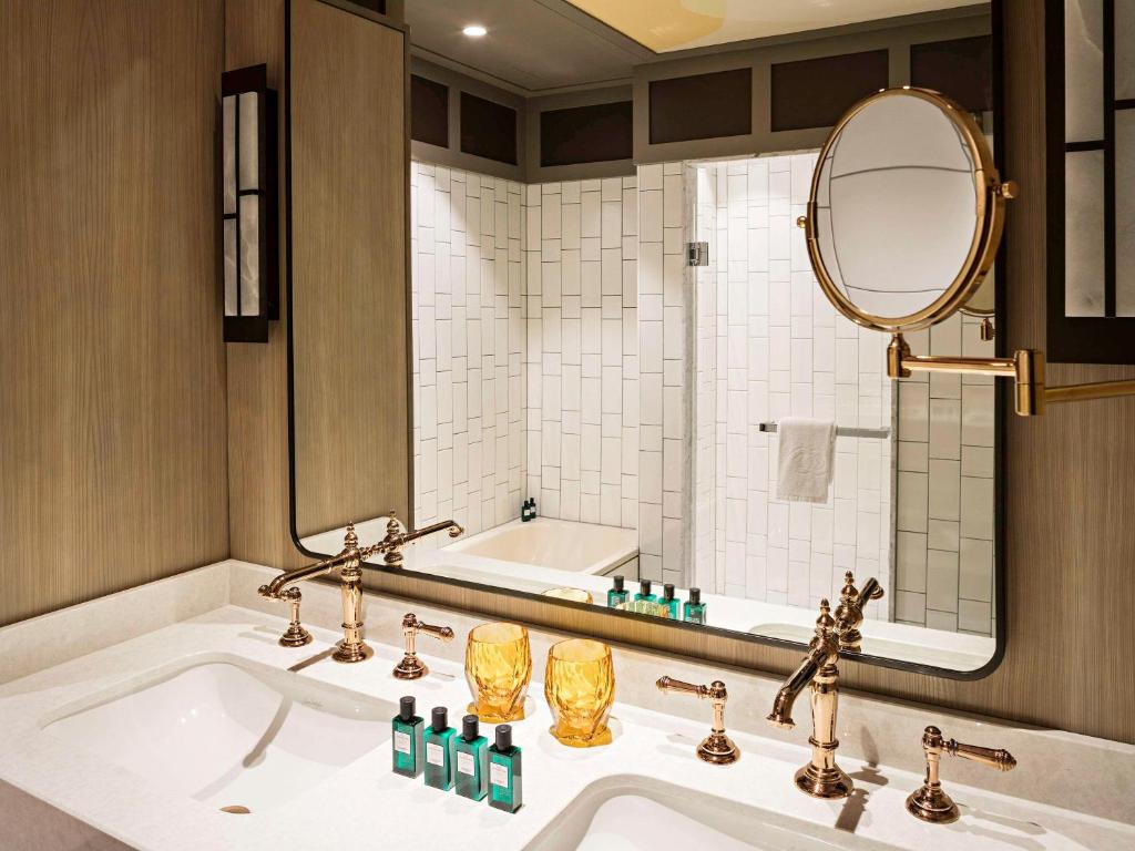 Prestige Suite with One King Bed /One Sofa Bed/Separate Living Room - Image 21