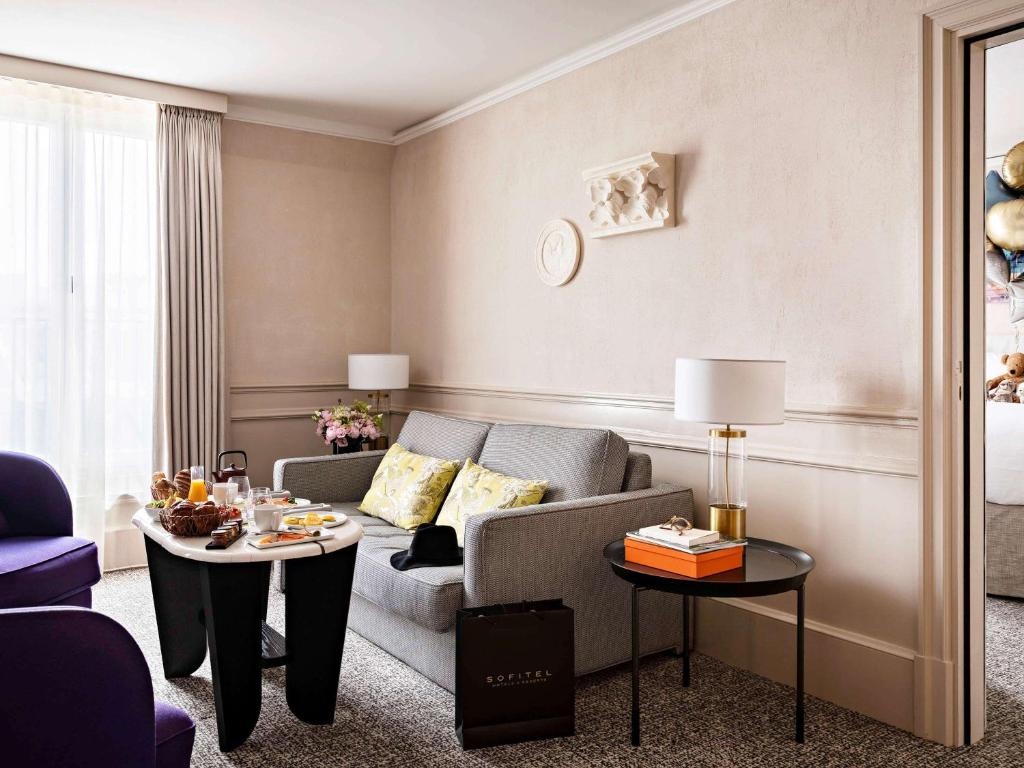 Prestige Suite with One King Bed /One Sofa Bed/Separate Living Room - Image 22