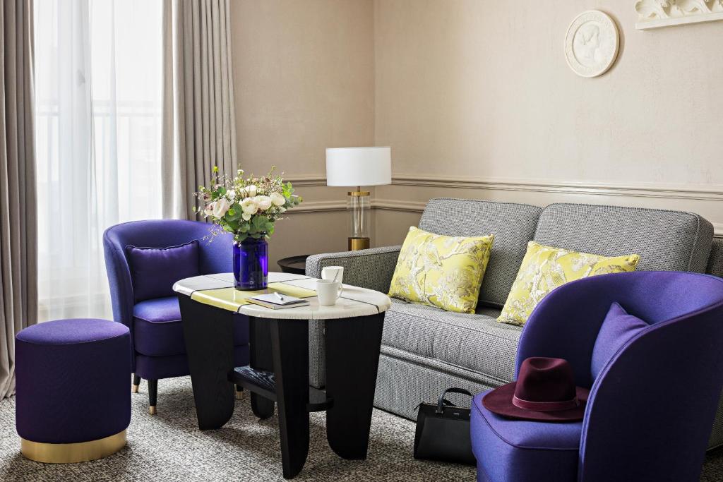 Prestige Suite with One King Bed /One Sofa Bed/Separate Living Room - Image 3