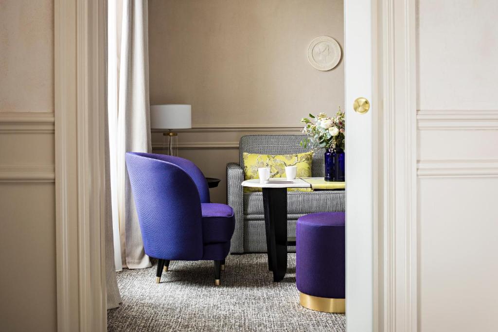 Prestige Suite with One King Bed /One Sofa Bed/Separate Living Room - Image 4