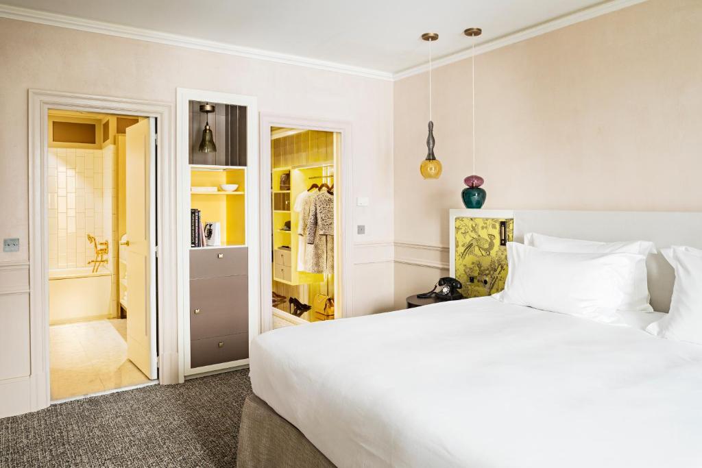 Prestige Suite with One King Bed /One Sofa Bed/Separate Living Room - Image 5