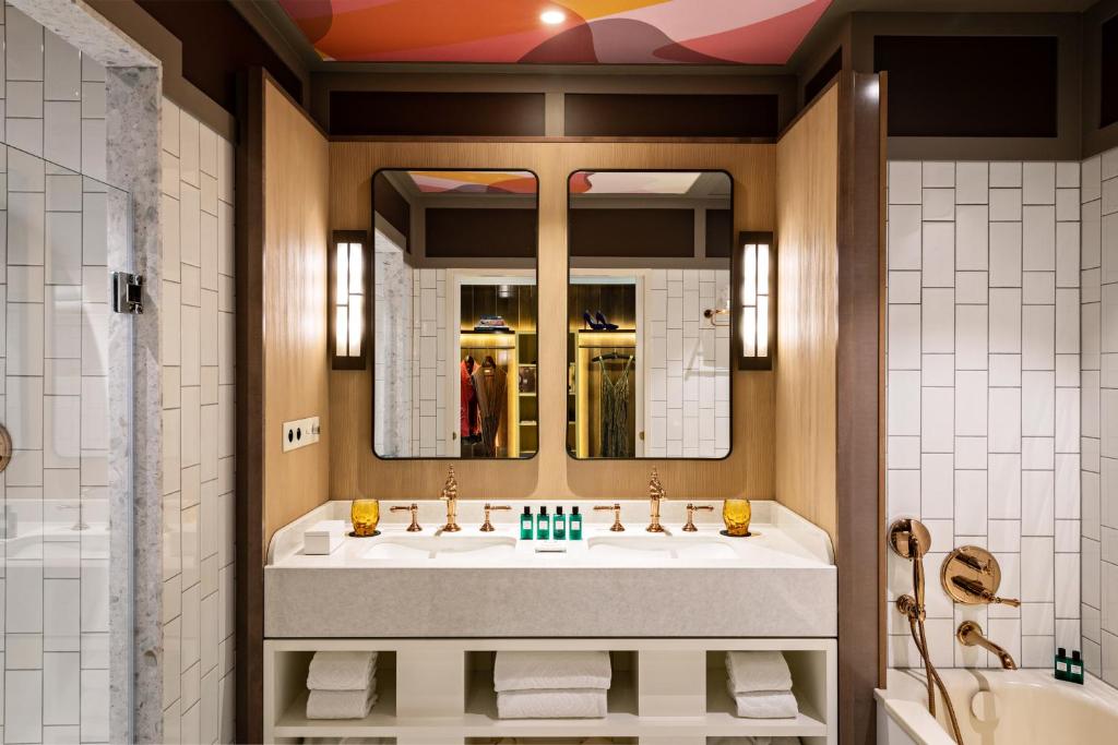 Prestige Suite with One King Bed /One Sofa Bed/Separate Living Room - Image 7
