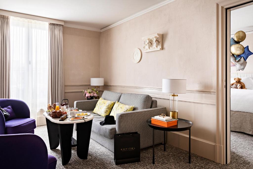 Prestige Suite with One King Bed /One Sofa Bed/Separate Living Room - Image 8