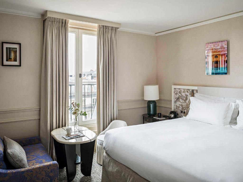 Superior Queen Room with One Queen Bed and Courtyard View - Image 10