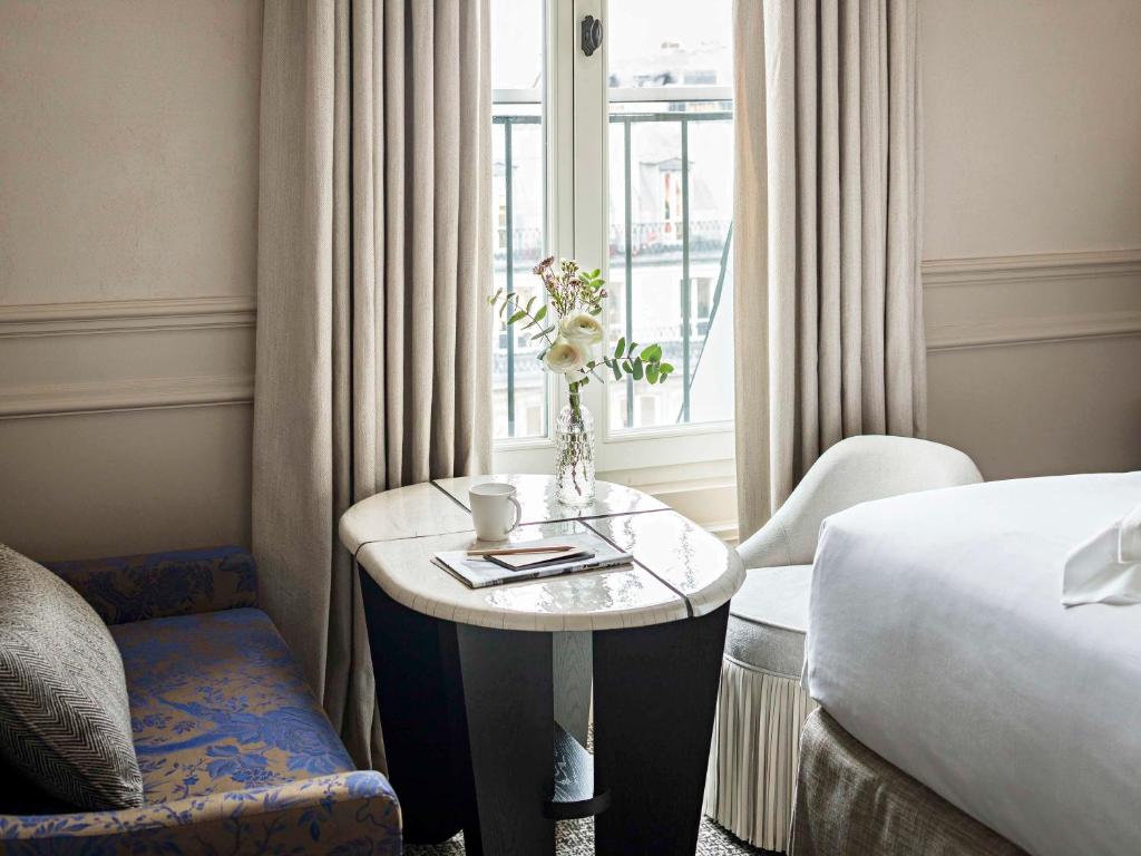 Superior Queen Room with One Queen Bed and Courtyard View - Image 11