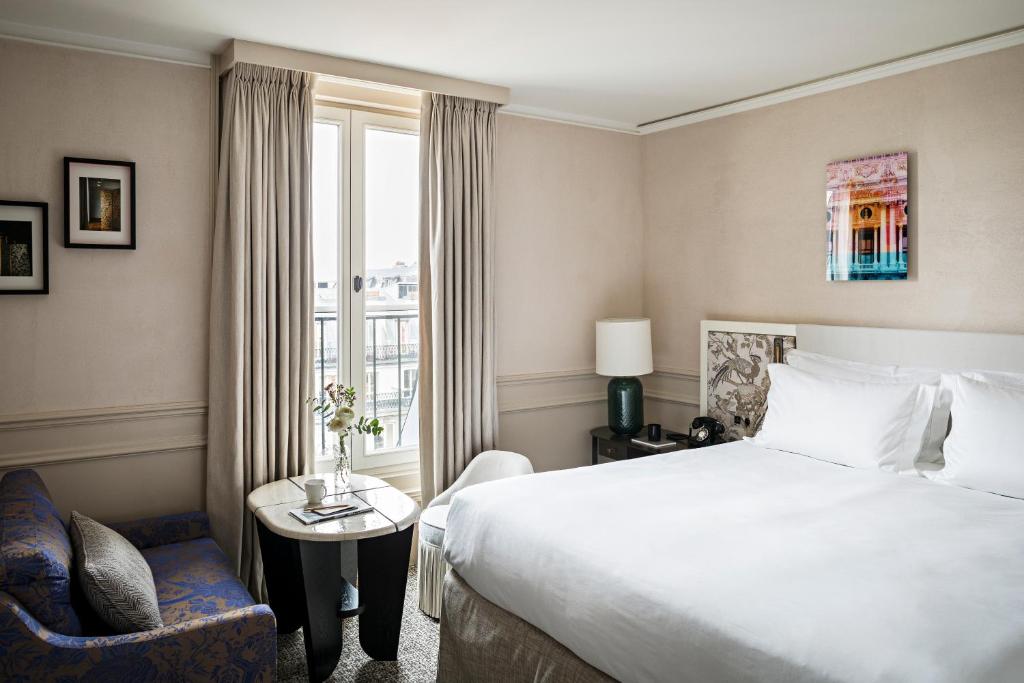 Superior Queen Room with One Queen Bed and Courtyard View - Image 3