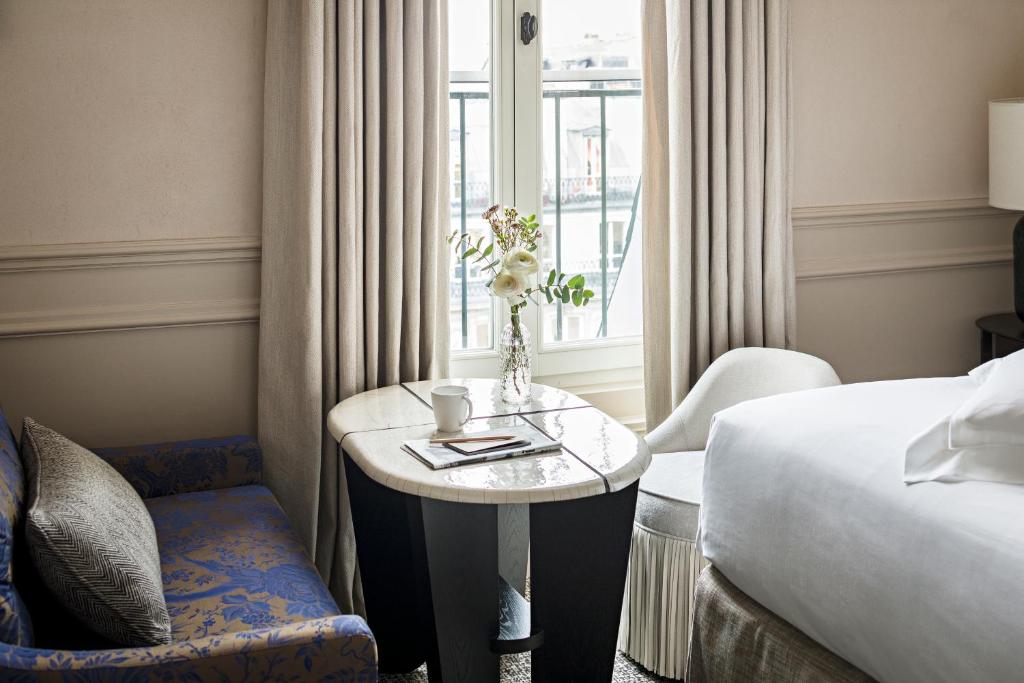 Superior Queen Room with One Queen Bed and Courtyard View - Image 4