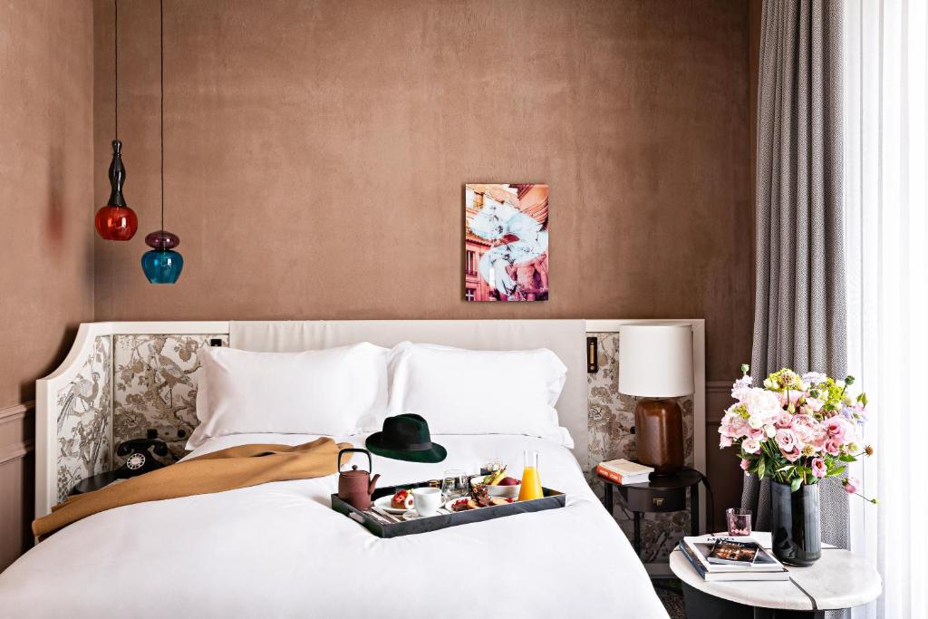 Superior Queen Room with One Queen Bed and Courtyard View - Image 7