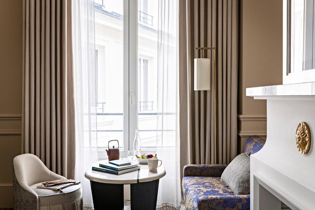Superior Queen Room with One Queen Bed and Courtyard View - Image 8