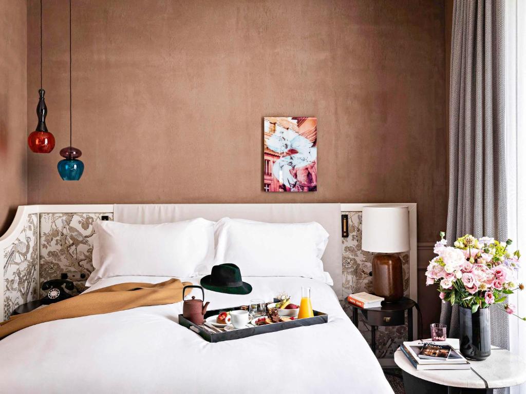 Superior Queen Room with One Queen Bed and Courtyard View - Image 9