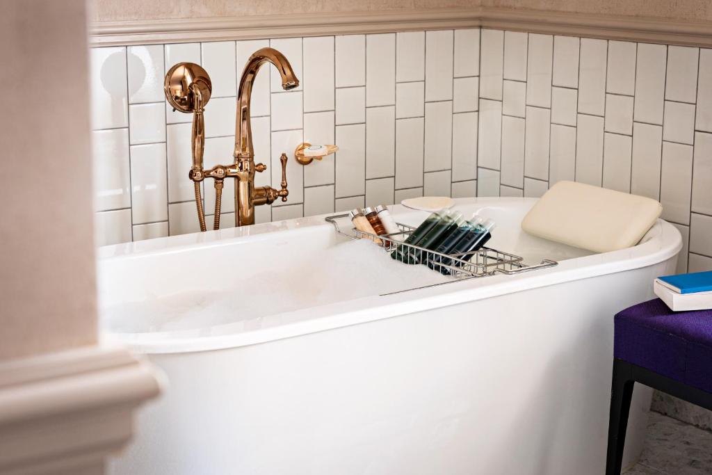 Two-Bedroom Opera Family Suite - Image 11