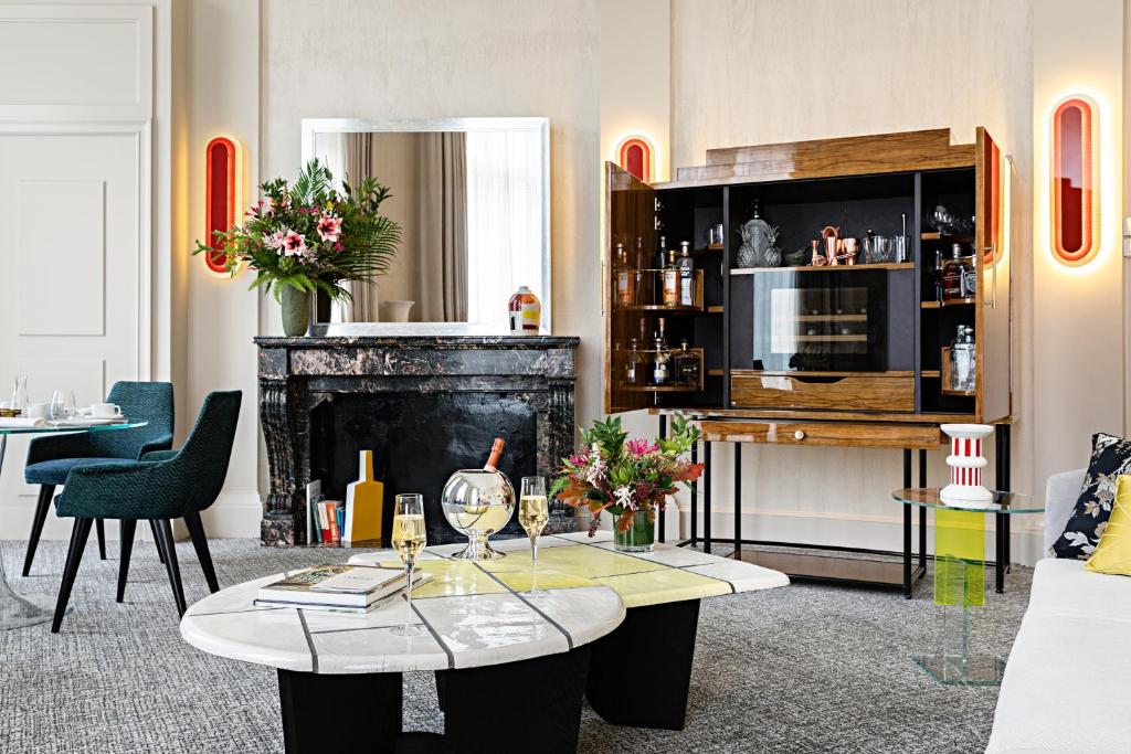 Two-Bedroom Opera Family Suite - Image 17