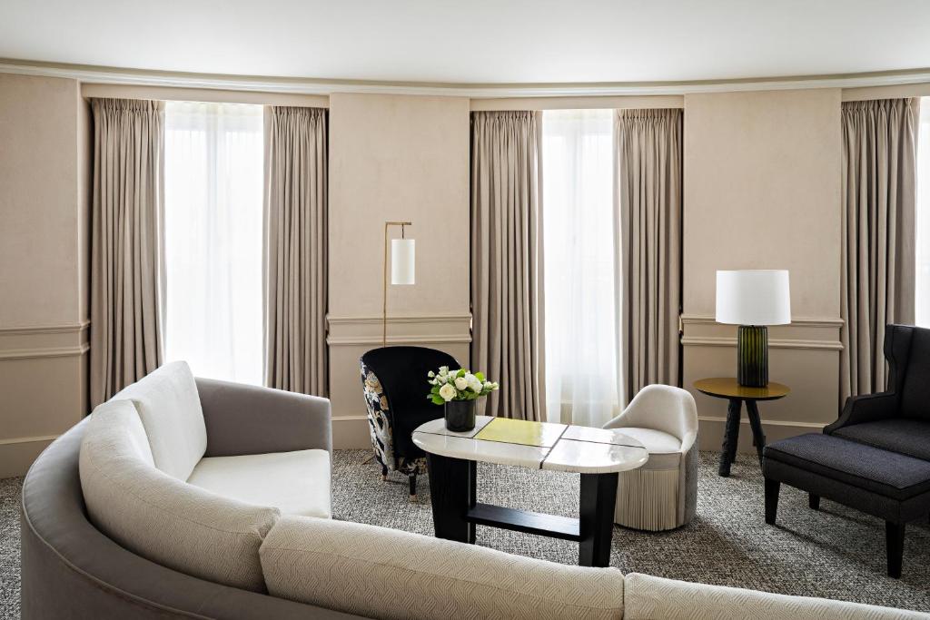 Two-Bedroom Opera Family Suite - Image 8