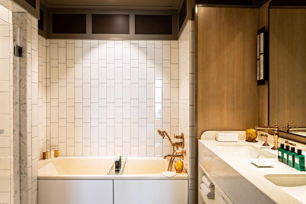 Two-Bedroom Opera Family Suite - Image 9