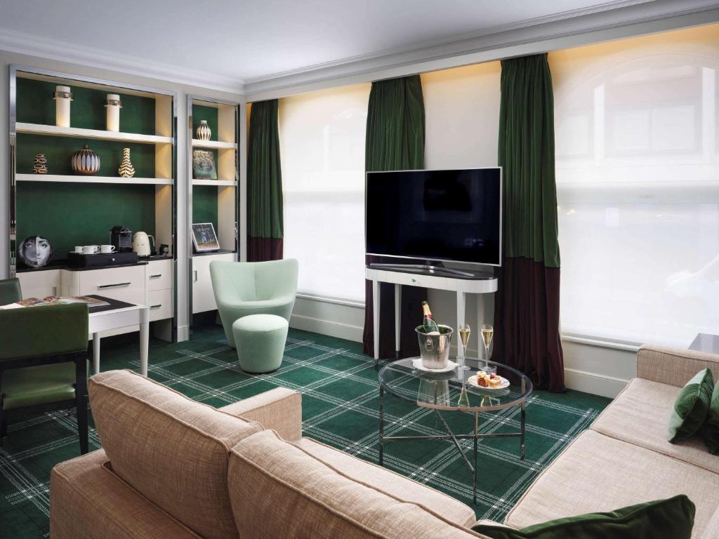 Deluxe King Suite with Separate Living Room with Sofa Bed - Image 2